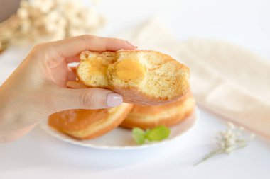 Bolas de Berlim, Berliner veya yumurta reçeli ile dolu donutlar, Portekiz pastanelerinde çok popüler bir tatlı. Berlin topunun tadına bakan biri..