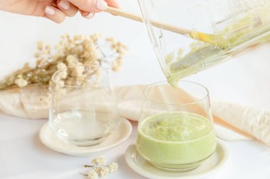 Detoks içeceği, salatalık, avokado ve kavundan yapılan doğal malzemelere göre sağlıklıdır.. 