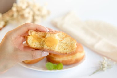 Bolas de Berlim, Berliner veya yumurta reçeli ile dolu donutlar, Portekiz pastanelerinde çok popüler bir tatlı. Berlin topunun tadına bakan biri..