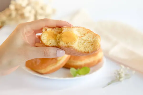 Bolas de Berlim, Berliner veya yumurta reçeli ile dolu donutlar, Portekiz pastanelerinde çok popüler bir tatlı. Berlin topunun tadına bakan biri..
