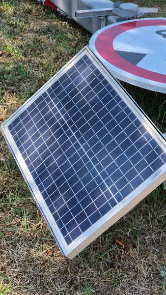 Güneş enerjisiyle çalışan yol bariyeri ve tabela yerde yatıyor, hasarlı ve servis dışı. Olay yerinde vandalizm, bozuk altyapı ve kamu güvenliği ve taşımacılık sistemleri üzerindeki etkisi vurgulanıyor.