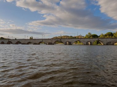 Portekiz Mirandela 'daki Tua Nehri üzerindeki taş köprü granit kemerler ve yaya kullanımıyla. Ağustos 2025, eski şehir taraflarını birbirine bağlayan barışçıl tarihi dönüm noktası.