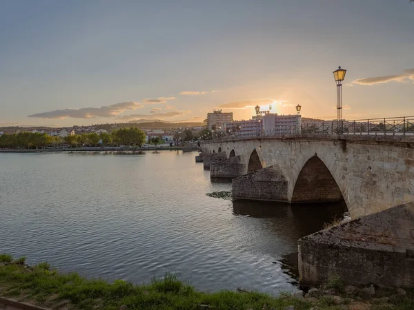 Portekiz Mirandela 'daki Tua Nehri üzerindeki taş köprü granit kemerler ve yaya kullanımıyla. Ağustos 2025, eski şehir taraflarını birbirine bağlayan barışçıl tarihi dönüm noktası.