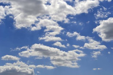 Mavi gökyüzündeki bulutlar