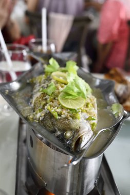 Limonlu ve biberli tam balık, limonlu, biberli, biberli, biberli, kırmızı biberli, sebzeli, sebzeli, deniz ürünleri, ızgara balık, balık kafası, baharatlı, limonlu, Tayland dilimli.