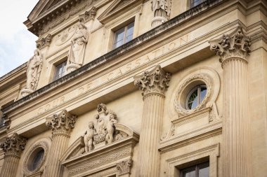 Paris 'teki Palais de Justice' in girişi, adaletin ve kanuna saygının sembolü.