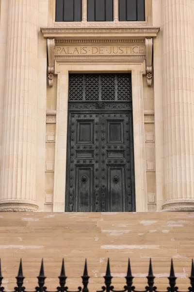 Paris 'teki Palais de Justice' in girişi, adaletin ve kanuna saygının sembolü.