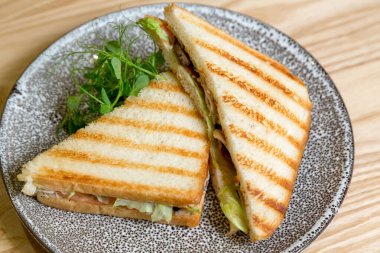 İki sebzeli sandviç. 