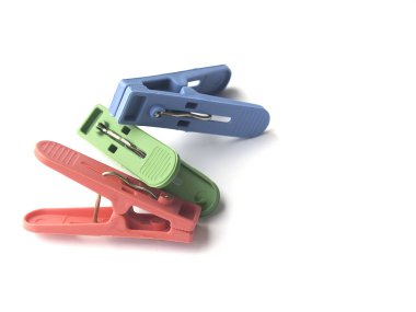 Beyaz arkaplanda izole edilmiş renkli plastik mandal