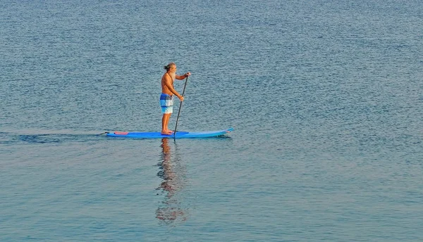 Sabah yürüyüşe denizde. Sakin ol