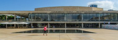 Tel Aviv, Israil 19 Mayıs. 2016 The Charles Bronfman Auditorium, Israil 'in Tel Aviv şehrinde yer almaktadır. 1957 yılında Israil Filarmoni Orkestrası için açıldı. Habima Meydanı 'nda yakındaki bir gölet Çeşmesi ile modern bir cam ve beton bina çekiyor