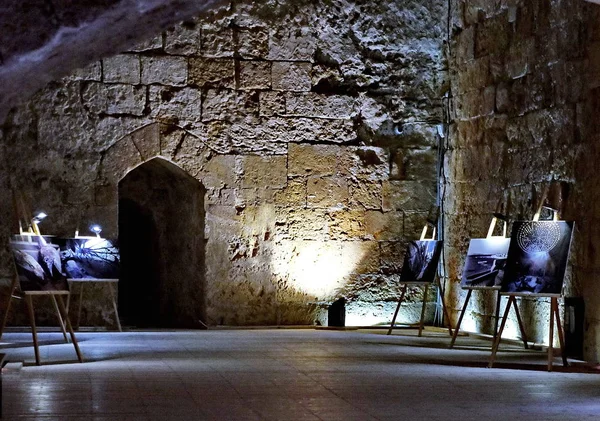 Akko, Israil, 13 Kasım. 2016 Haçlılar kalesinin zindanda resim sergisi.