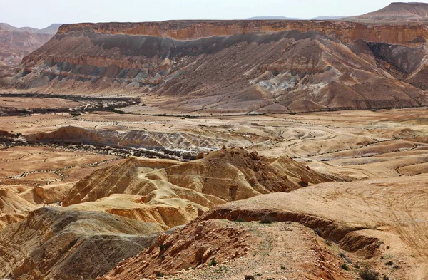 The Negev çöl machtesh Ramon-erozyon krateri, Israil 'in en pitoresk doğal simge