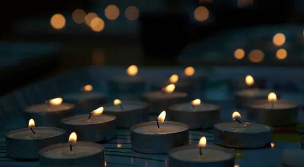 İsrail ve Ötesinde Ulusal Anma ve Yas Günü. II. Dünya Savaşı sırasında Nazizm'in kurbanı olan Yahudilerin tüm dünyada hatırlandığı gün.