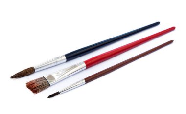 Beyaz bir arka plan üzerinde izole boya fırçaları kümesini