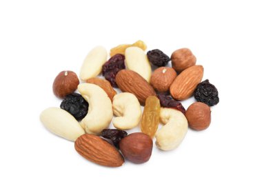 Karışık taze Kuruyemiş ve kuru üzüm beyaz arka plan üzerinde izole