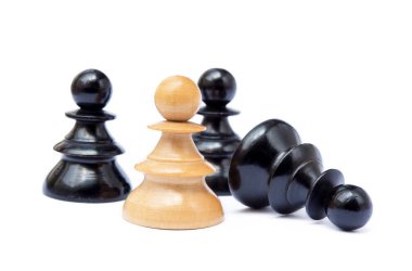 Satranç taşları beyaz arkaplanda izole