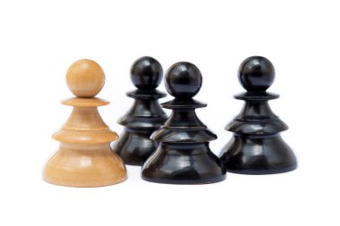 Satranç taşları beyaz arkaplanda izole