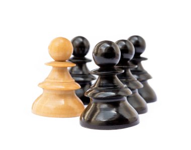 Beyaz arka plan üzerinde izole eski satranç taşları