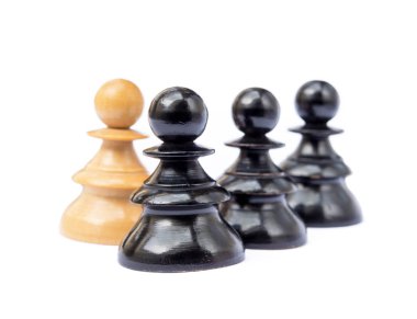 Beyaz arka plan üzerinde izole eski satranç taşları