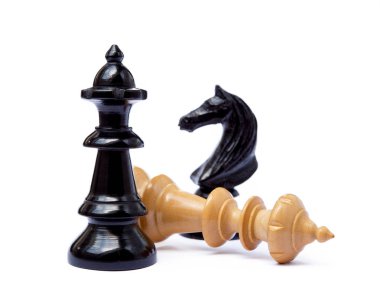 Beyaz arka plan üzerinde izole eski satranç taşları