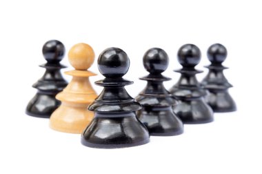 Beyaz arka plan üzerinde izole eski satranç taşları