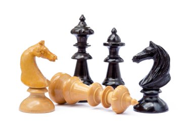 Beyaz arka plan üzerinde izole eski satranç taşları