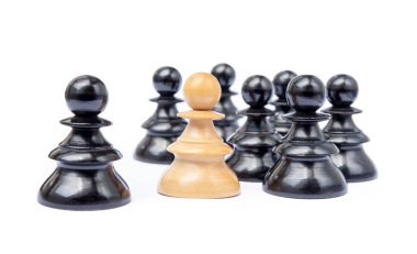 Beyaz arka plan üzerinde izole eski satranç taşları