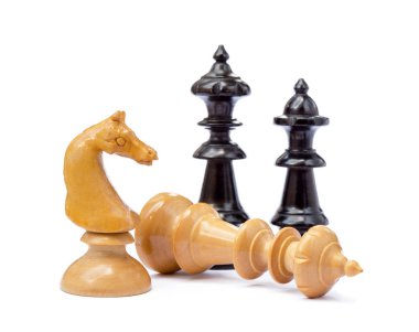 Beyaz arka plan üzerinde izole eski satranç taşları