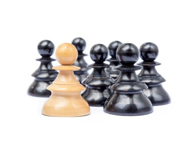 Beyaz arka plan üzerinde izole eski satranç taşları