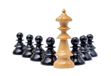 Beyaz arka plan üzerinde izole eski satranç taşları