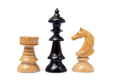 Beyaz arka plan üzerinde izole eski satranç taşları