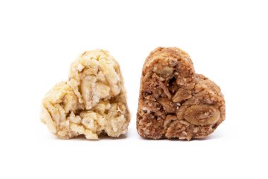 Beyaz arka plan üzerinde izole yulaf ezmesi kalp tatlı