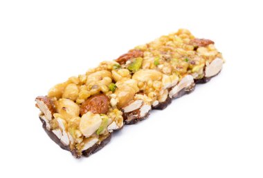 Beyaz arka plan üzerinde izole çikolata ile fındık bar
