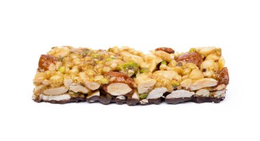 Beyaz arka plan üzerinde izole çikolata ile fındık bar