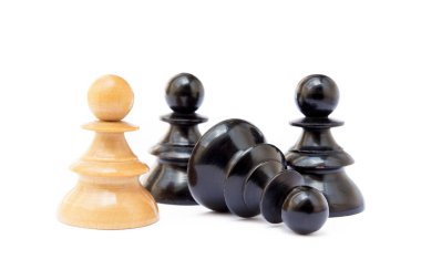  Beyaz arka plan üzerinde izole eski satranç taşları