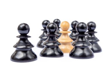  Beyaz arka plan üzerinde izole eski satranç taşları