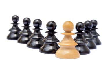  Beyaz arka plan üzerinde izole eski satranç taşları