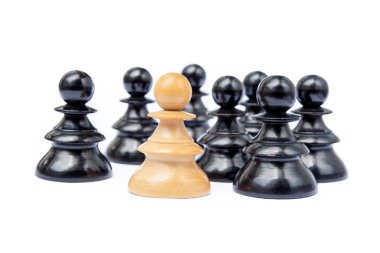  Beyaz arka plan üzerinde izole eski satranç taşları