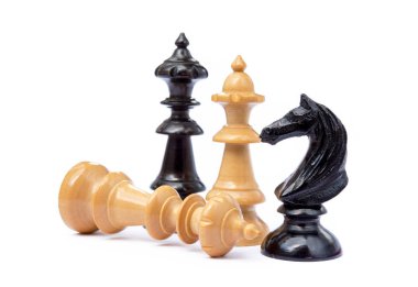  Beyaz arka plan üzerinde izole eski satranç taşları