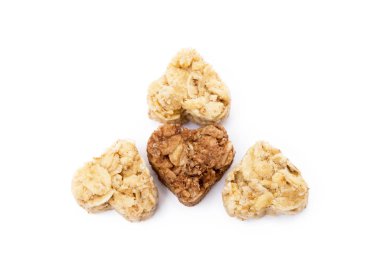 Beyaz arka plan üzerinde izole yulaf ezmesi kalp tatlı