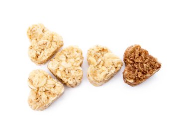 Beyaz arka plan üzerinde izole yulaf ezmesi kalp tatlı