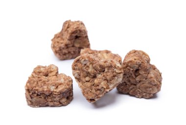 Beyaz arka plan üzerinde izole yulaf ezmesi kalp tatlı