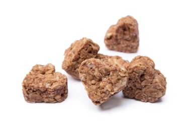 Beyaz arka plan üzerinde izole yulaf ezmesi kalp tatlı