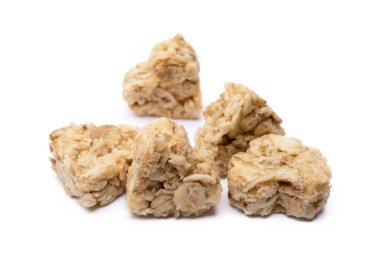 Beyaz arka plan üzerinde izole yulaf ezmesi kalp tatlı