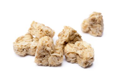 Beyaz arka plan üzerinde izole yulaf ezmesi kalp tatlı