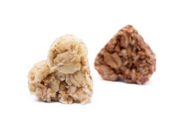 Beyaz arka plan üzerinde izole yulaf ezmesi kalp tatlı