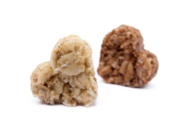 Beyaz arka plan üzerinde izole yulaf ezmesi kalp tatlı