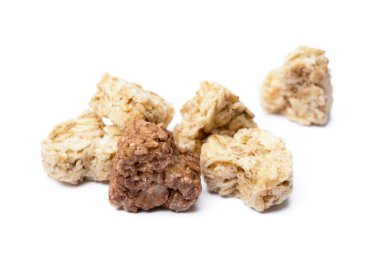 Beyaz arka plan üzerinde izole yulaf ezmesi kalp tatlı