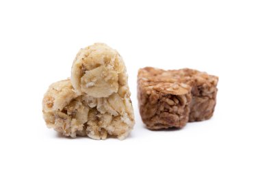 Beyaz arka plan üzerinde izole yulaf ezmesi kalp tatlı